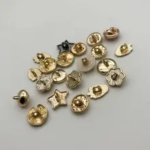 ファッショナブルなパールボタンのシャツ【白い花柄・金属ボタン】