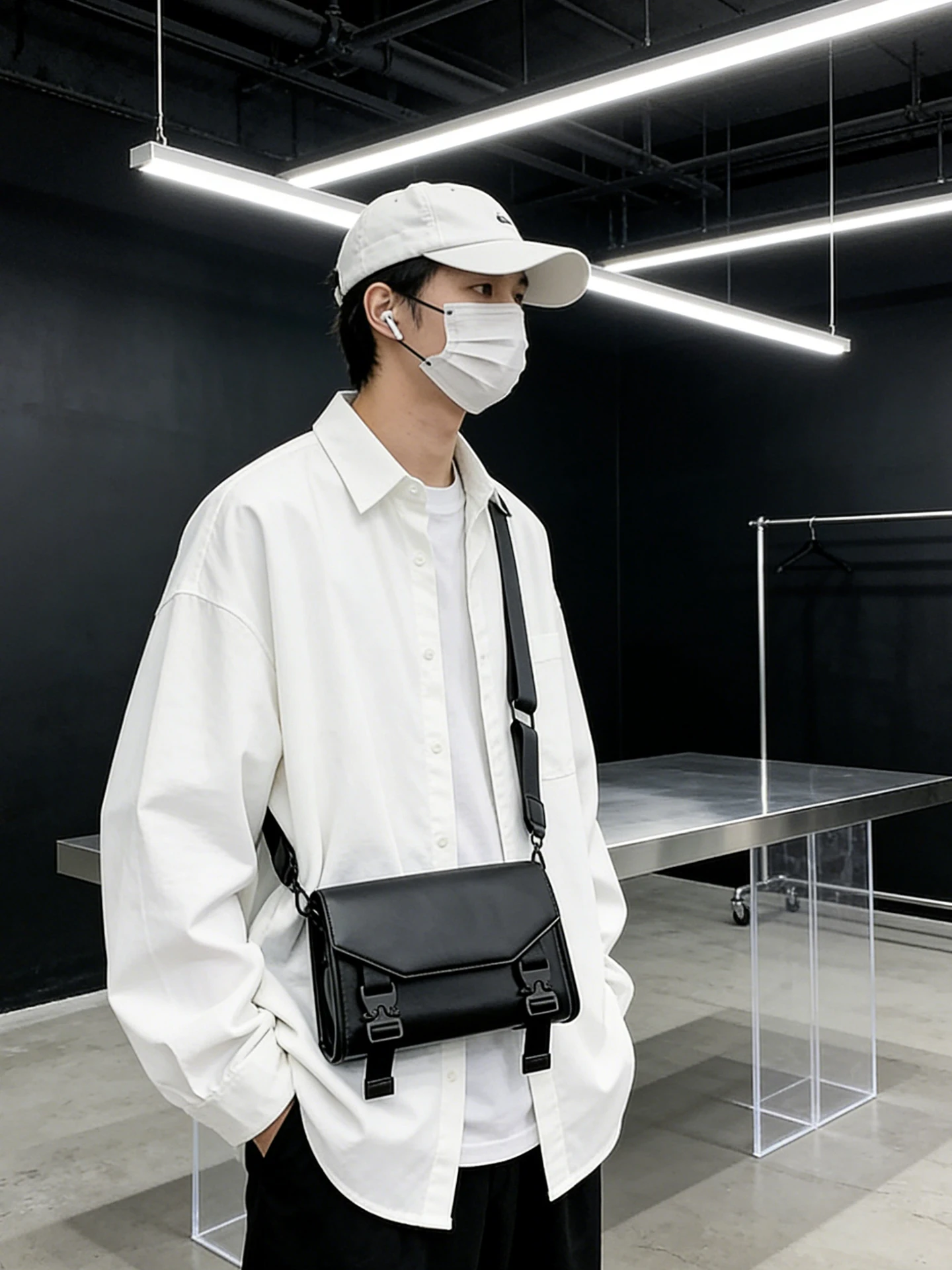 A4縦型ショルダーバッグ：潮流機能的なフラップ付き小型バッグの実用性とシーン別対応
