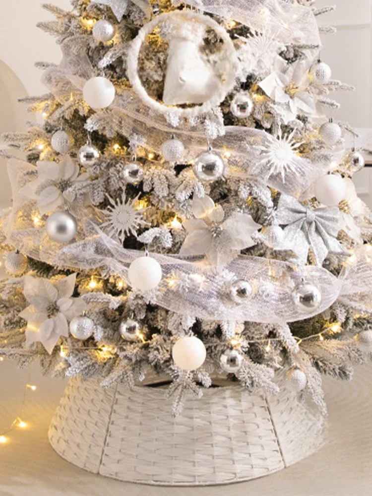 大型クリスマスツリー装飾品：雪をかぶった木のインテリアがホームパーティーに与える影響