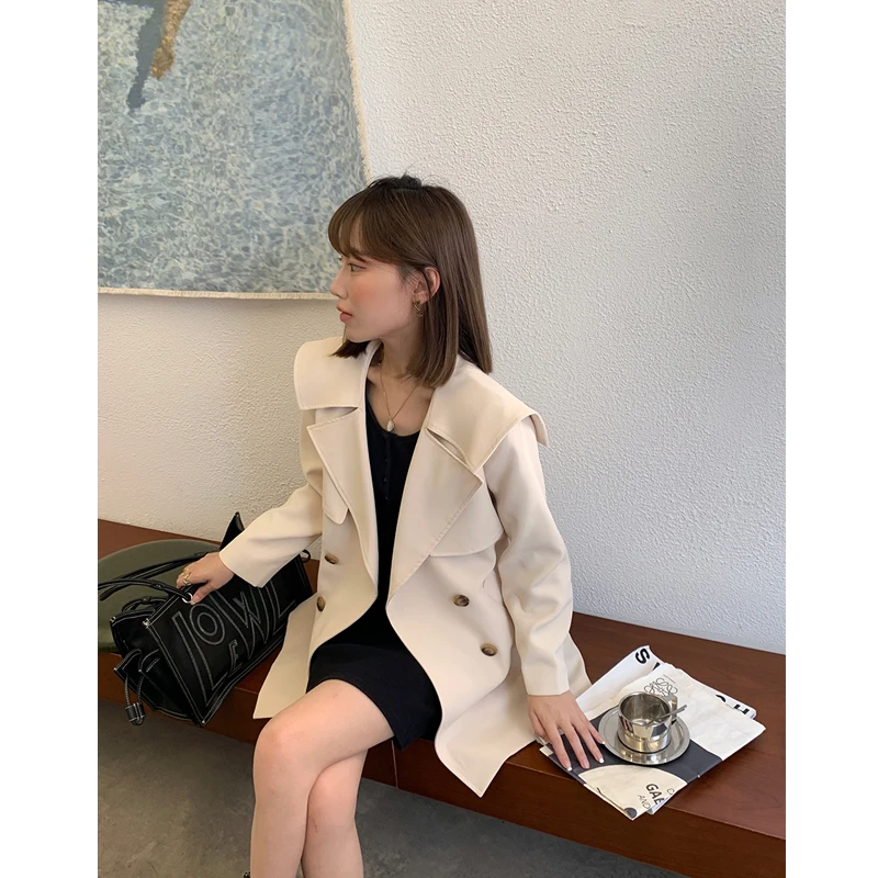 中長款トレンチコートの後ろ姿を美しく撮るための最適なスタイルと設定
