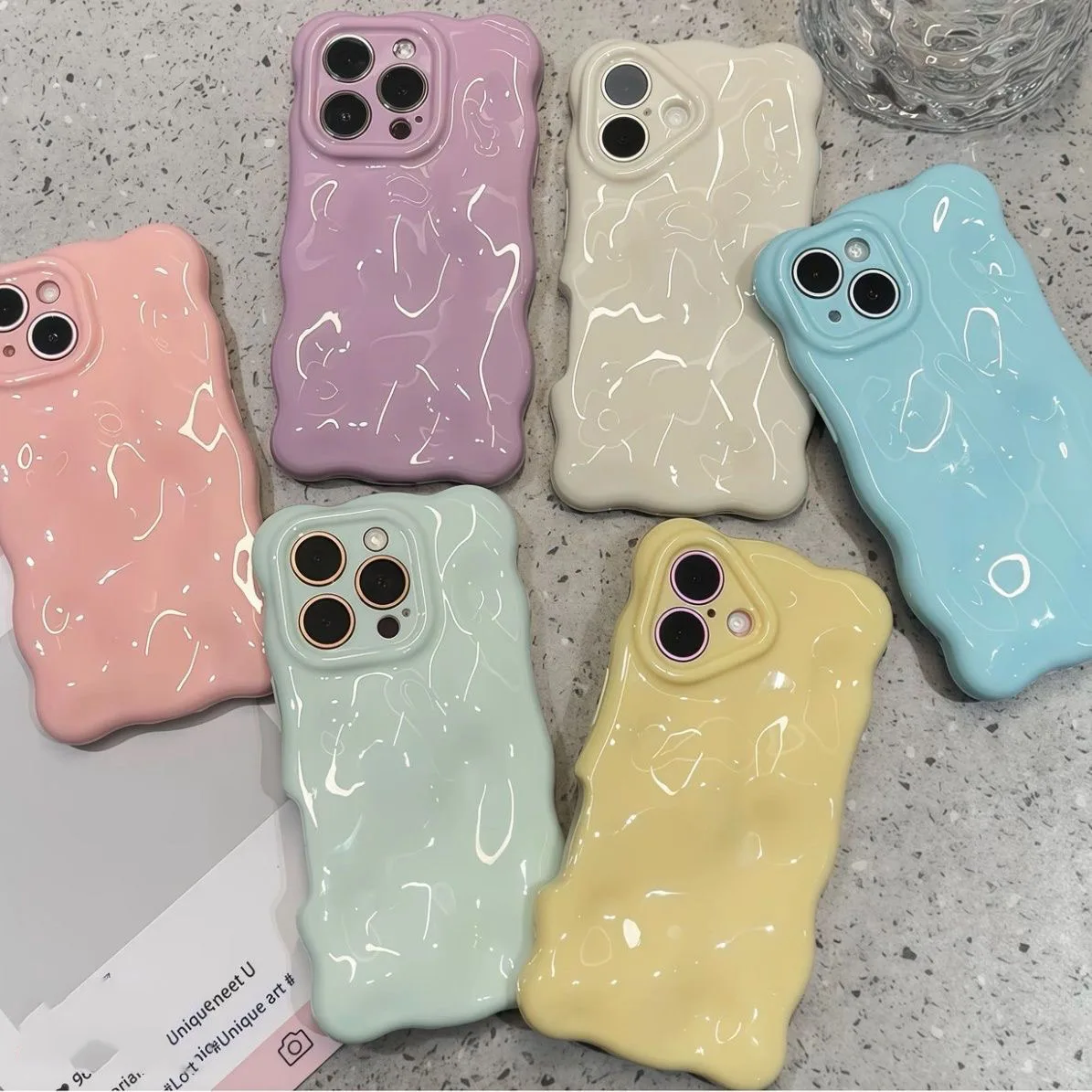 シリコンスマホケースは本当に優しい？シンプルなデザインが心を癒す理由とは