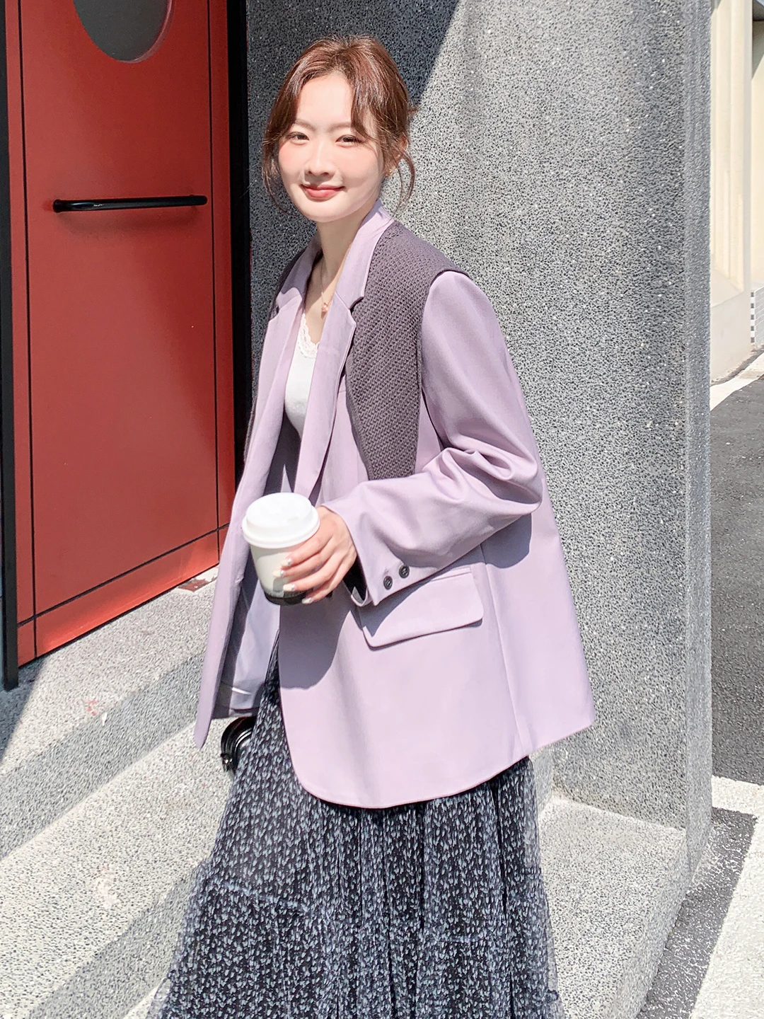 紫と白の織りなす秋の日常——カジュアルジャケットをどうコーデするかの本質は？
