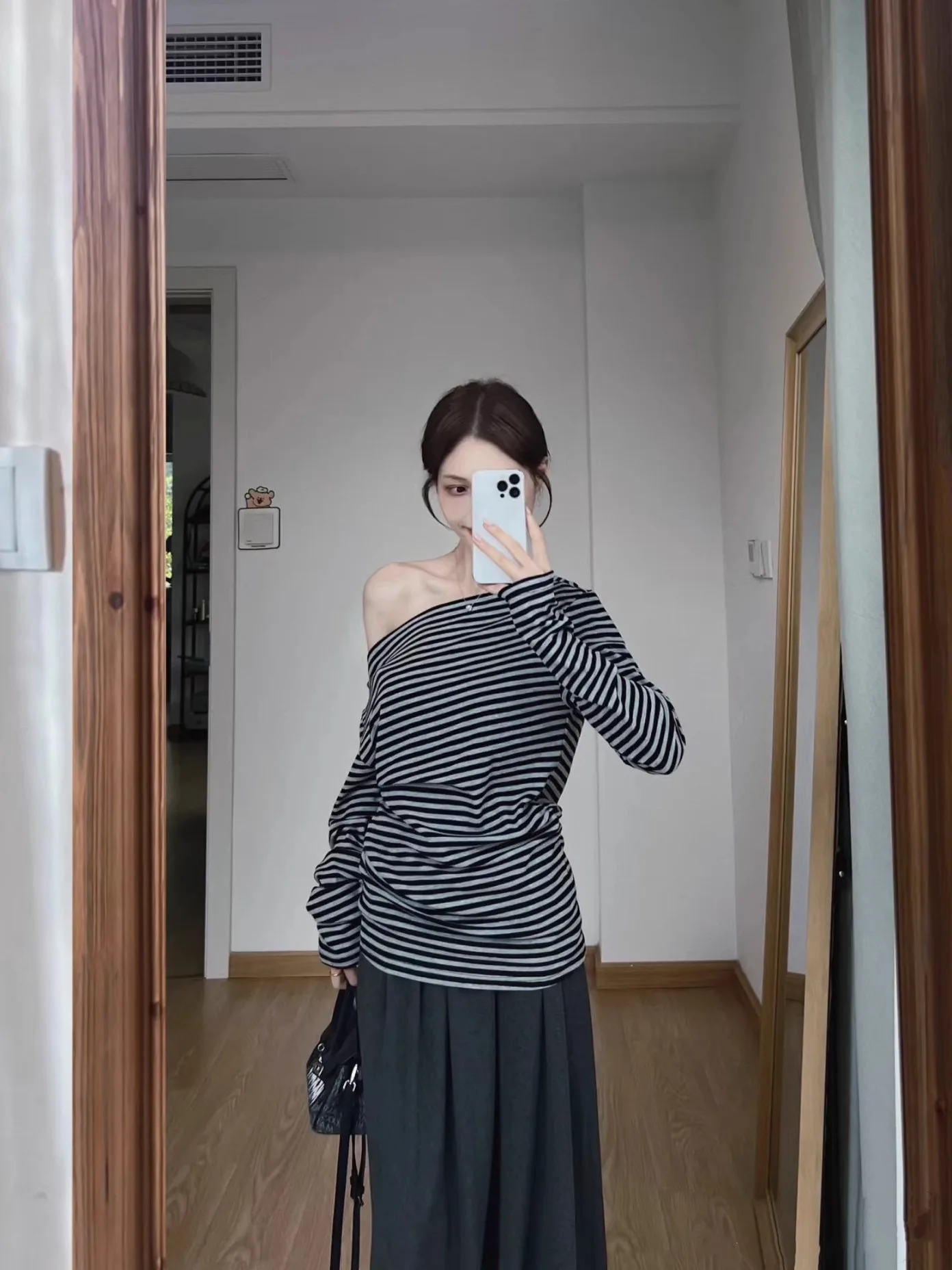 60年代のリズムと80年代のエッジを融合した春のコーデは？ストライプTシャツとフレアスカートの着こなしに迫る