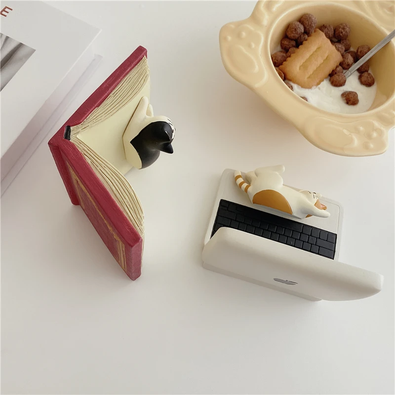 猫のデスクトップ装飾スマートフォンスタンド：樹脂製デザインの実用性と設置ガイド