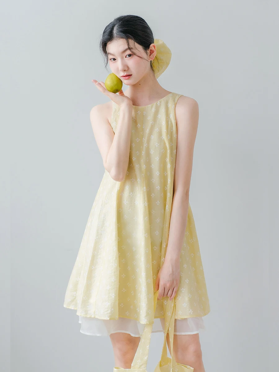 大人可愛い服 50代コーデ 完全ガイド｜卵色小花ワンピースで実現する自然な可愛さ