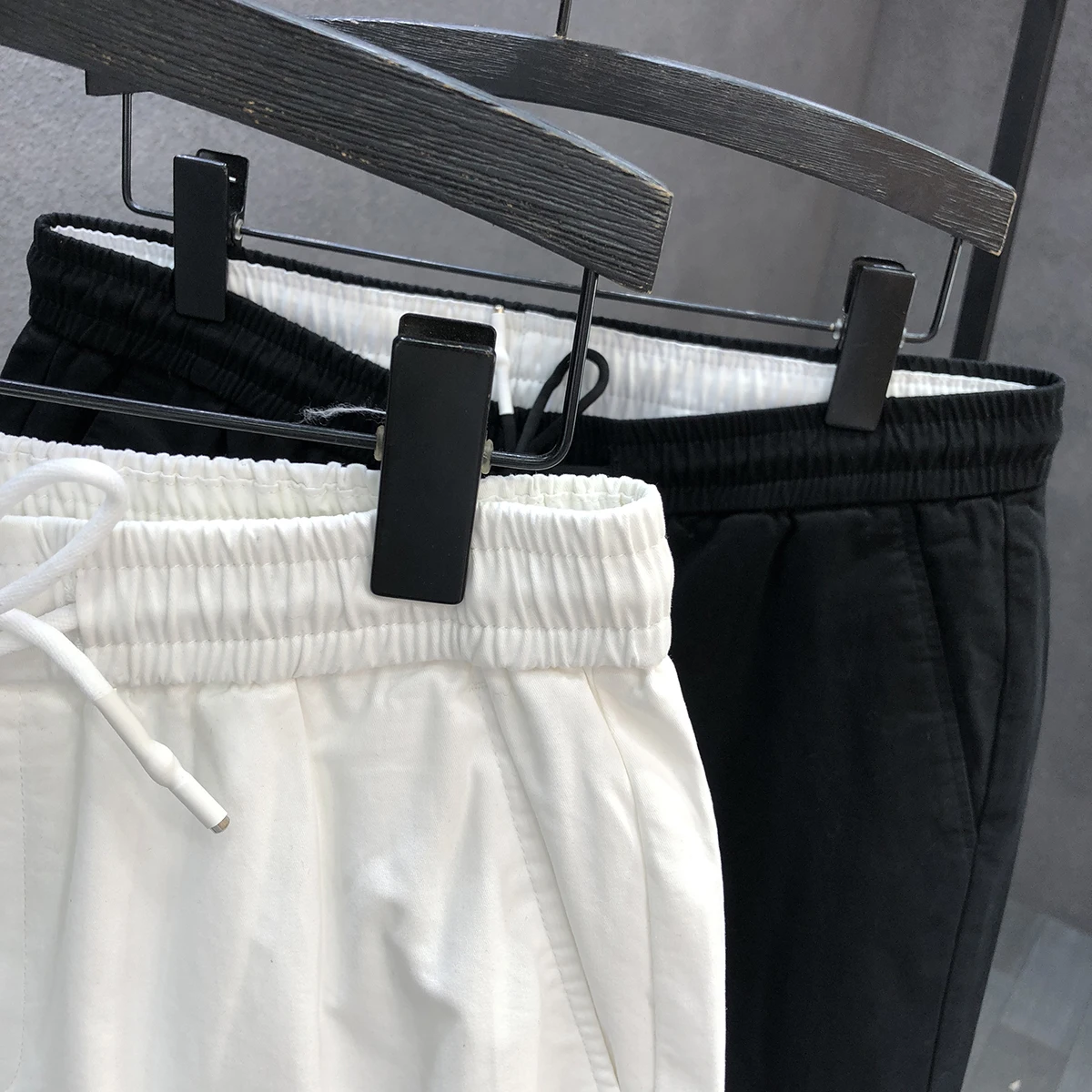 グレーコーデ メンズ 夏はどう選ぶ？通勤からデートまで、最適な着こなしの秘密を解き明かす