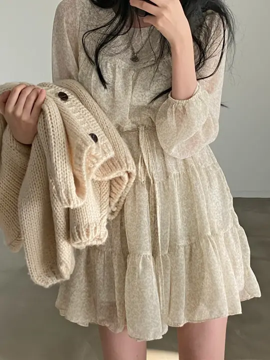 春の華やかさ漂う！フラワープリントのロングスリーブワンピース【ドローストリング付・エレガントデザイン・小柄向け】