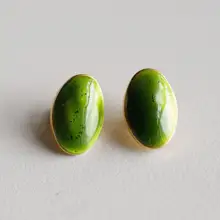 金色の金属台座の緑色プラスチックボタン【英国デザイン・直径15mm】