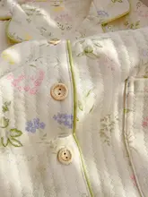 秋の季節にぴったりな女性用長袖パジャマ【コットン・極上の柔らかさ・花柄デザイン】