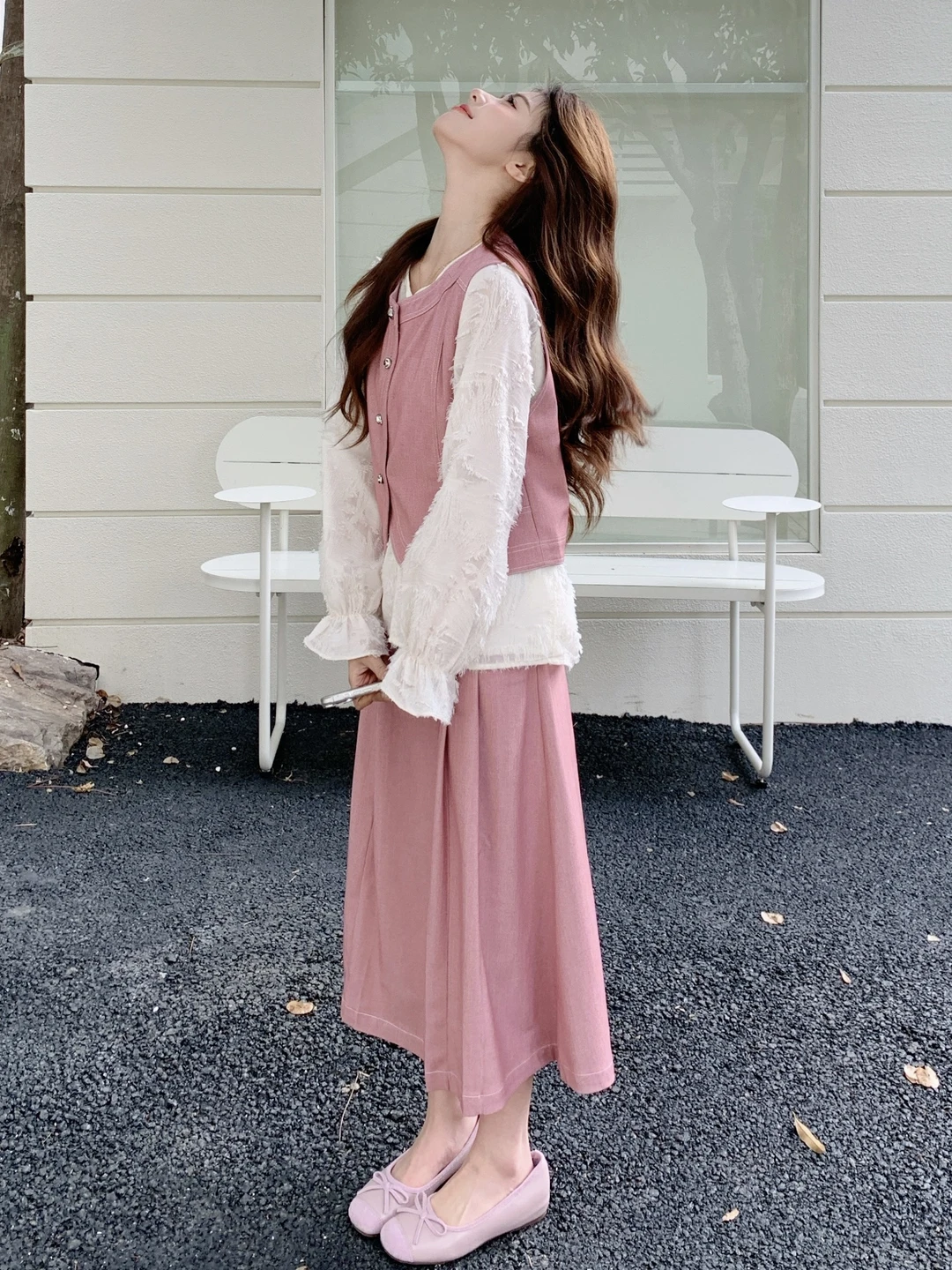 ピンクデザインのベスト付きシャツとスカートセット：春のカジュアルコーデに最適な通勤風シンプルスタイル