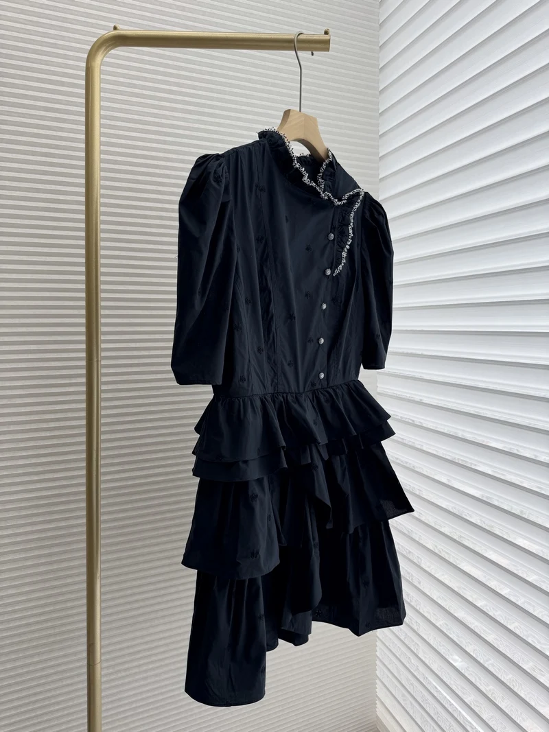 大人可愛い服 40代コーデの完全ガイド｜深い青の刺繍ワンピースで実現する自然な美しさ