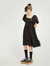 エレガントなフレンチスタイルのスクエアネックブラックパフスリーブワンピース