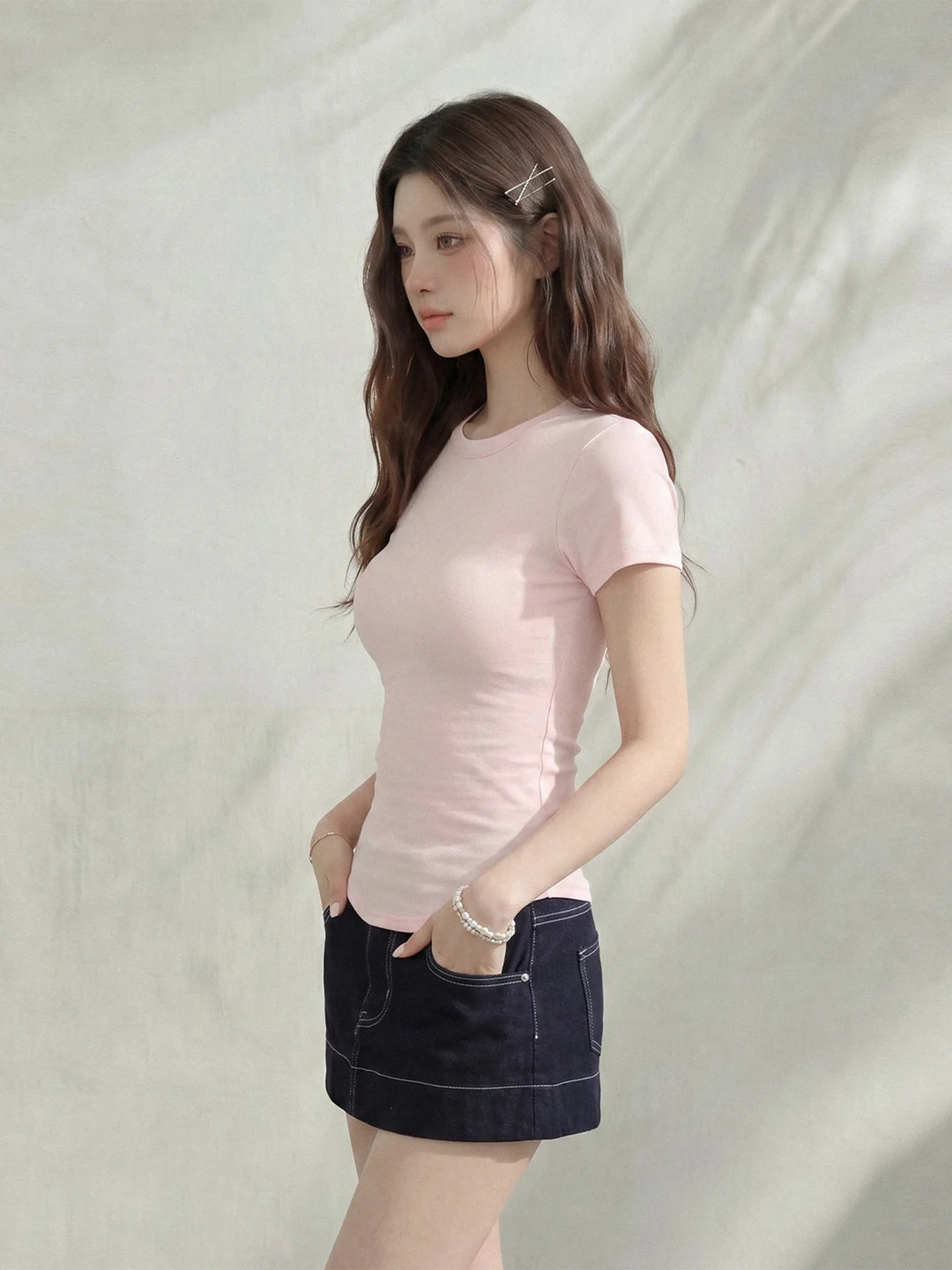 夏用ピンククルーネックTシャツ：20代レディースの通勤風スタイルに最適なシンプルデザイン