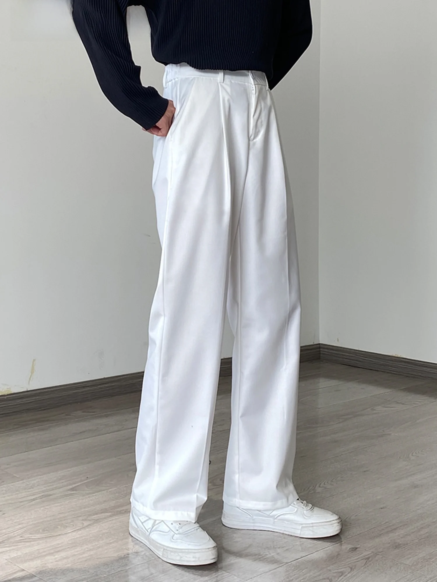 エレガントなホワイトテーパードパンツ：秋冬の日常着に最適なフィット感と実用性