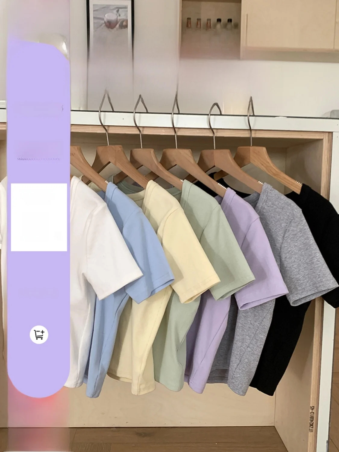 UネックTシャツはどんな感じ？小柄さんでも着やすいシンプルデザインが今、注目されている！
