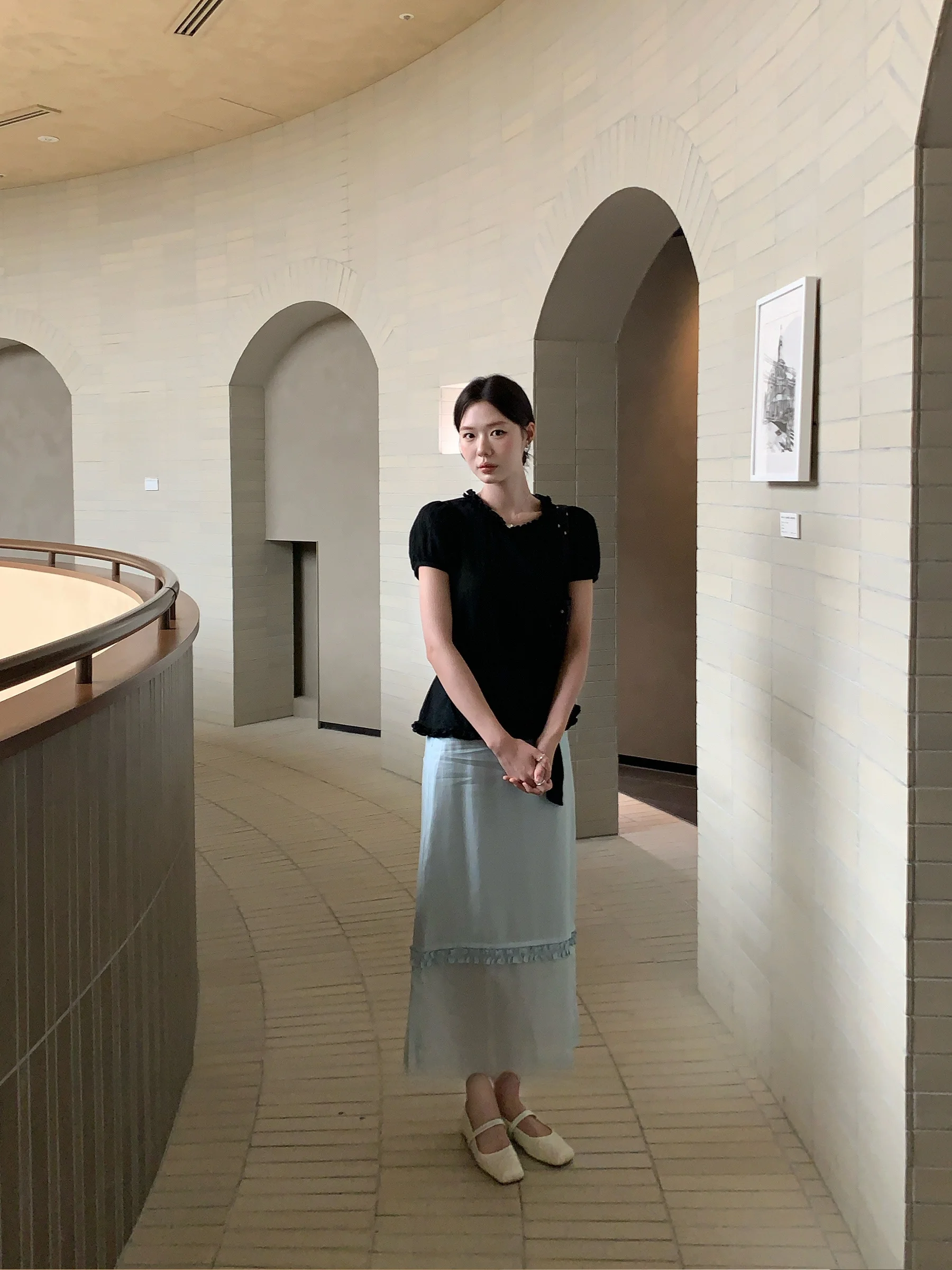 華やかな花柄フレアスカート：二重構造とレースフリルが特徴の通勤スタイル