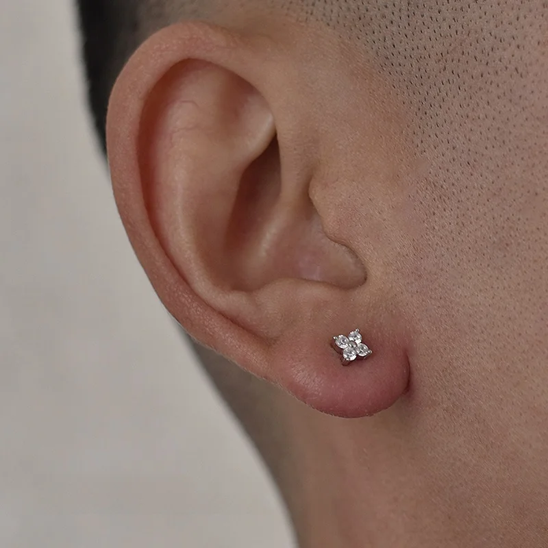 40代男性ピアスおすすめ：TWO LEAVES S925シルバー四葉のクローバークリスタルピアス