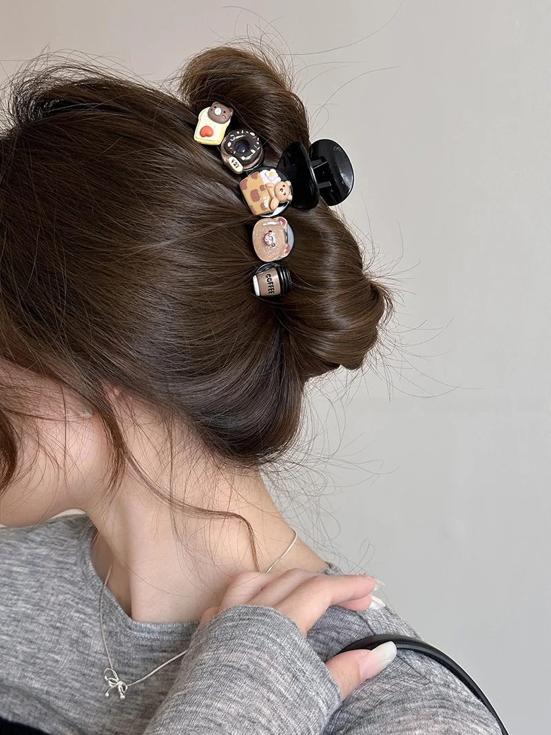 かわいいクッキー型カチューシャ：女性向けカジュアルデザインの実用性と着こなしの幅