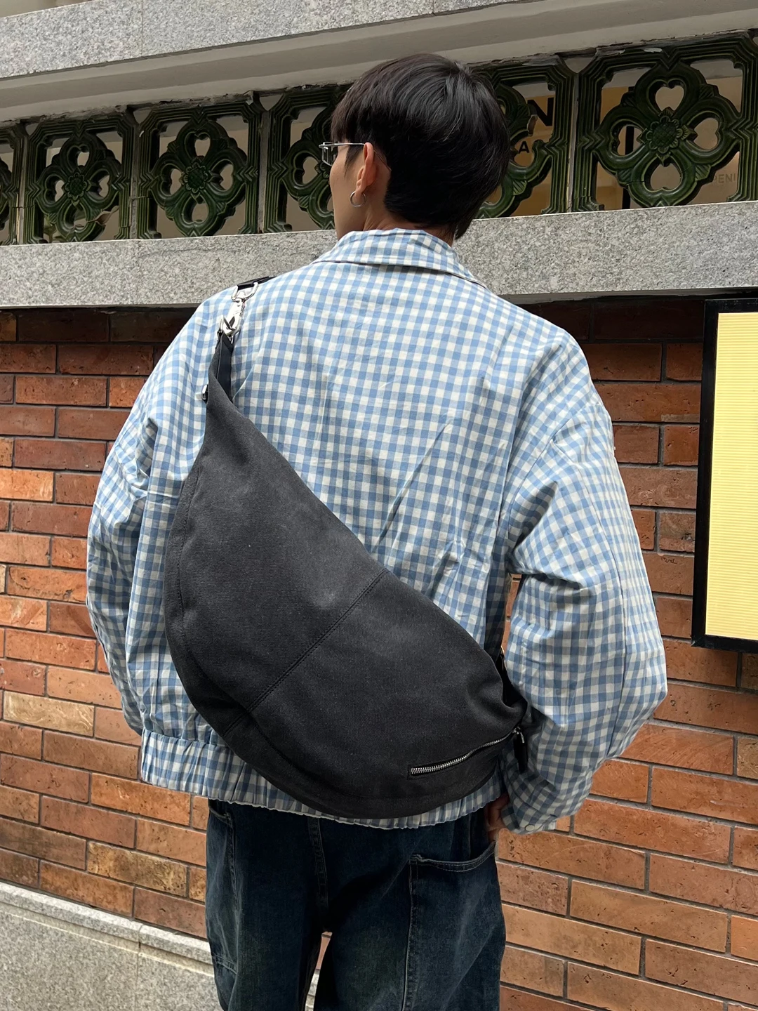 デートに使えるトートバッグは、男が選ぶべき「シンプルで通気性の良い帆布バッグ」は？