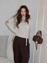 Vネックドット柄長袖Tシャツ【オートミールカラー・スタイリッシュ・ニット素材】