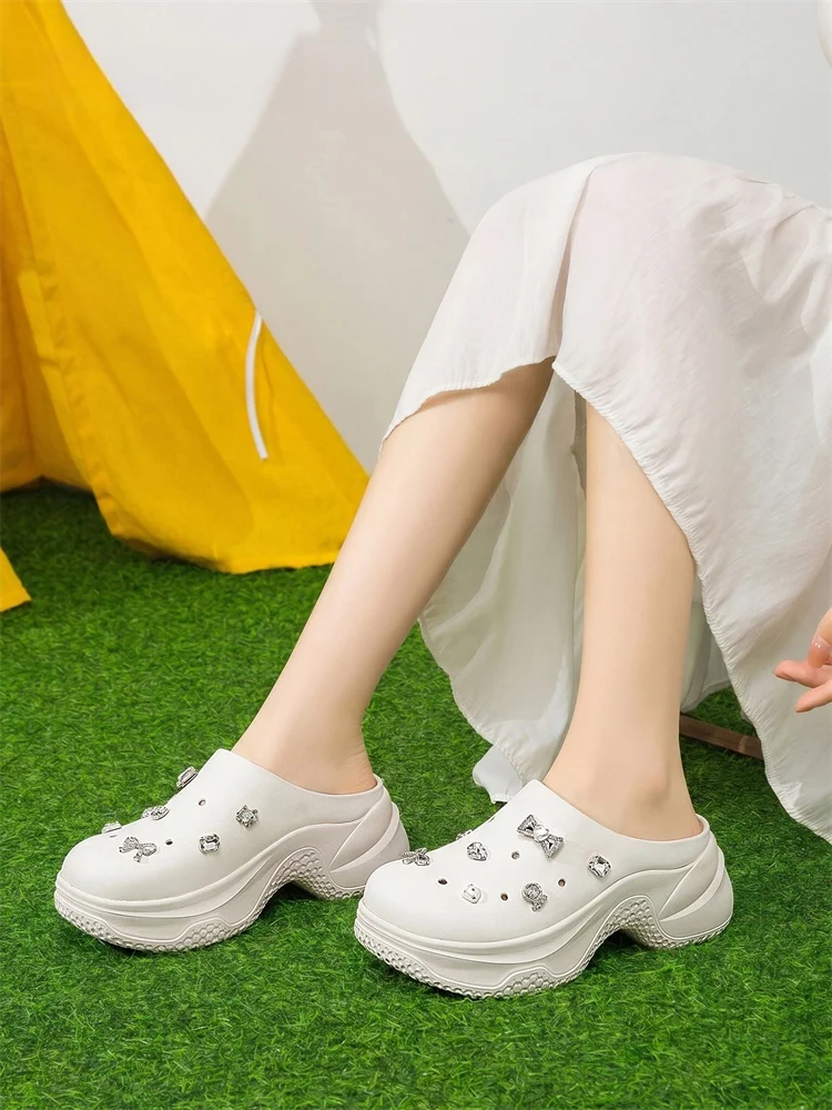 歩きやすいサンダルを選ぶには？厚底デザインの通気性サンダルが解決する「足が疲れない」悩み