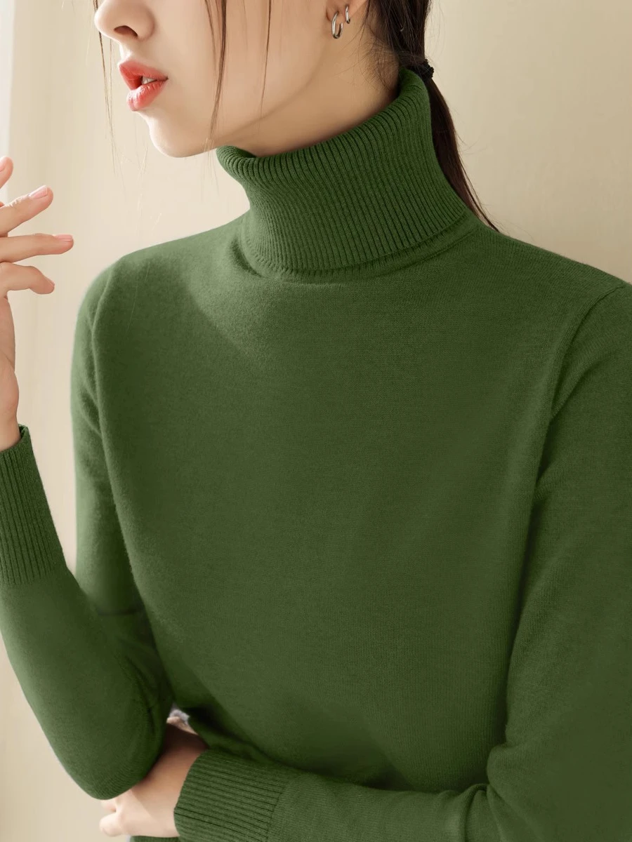 大人可愛いの本質とは？ハイネックニットで実現する優しさのスタイル