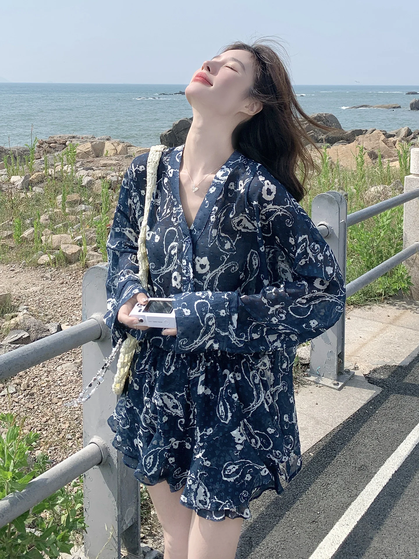 夏のバーベキューに最適なリゾートスタイルカジュアルウェア：亭若深の深い青色セットアップ