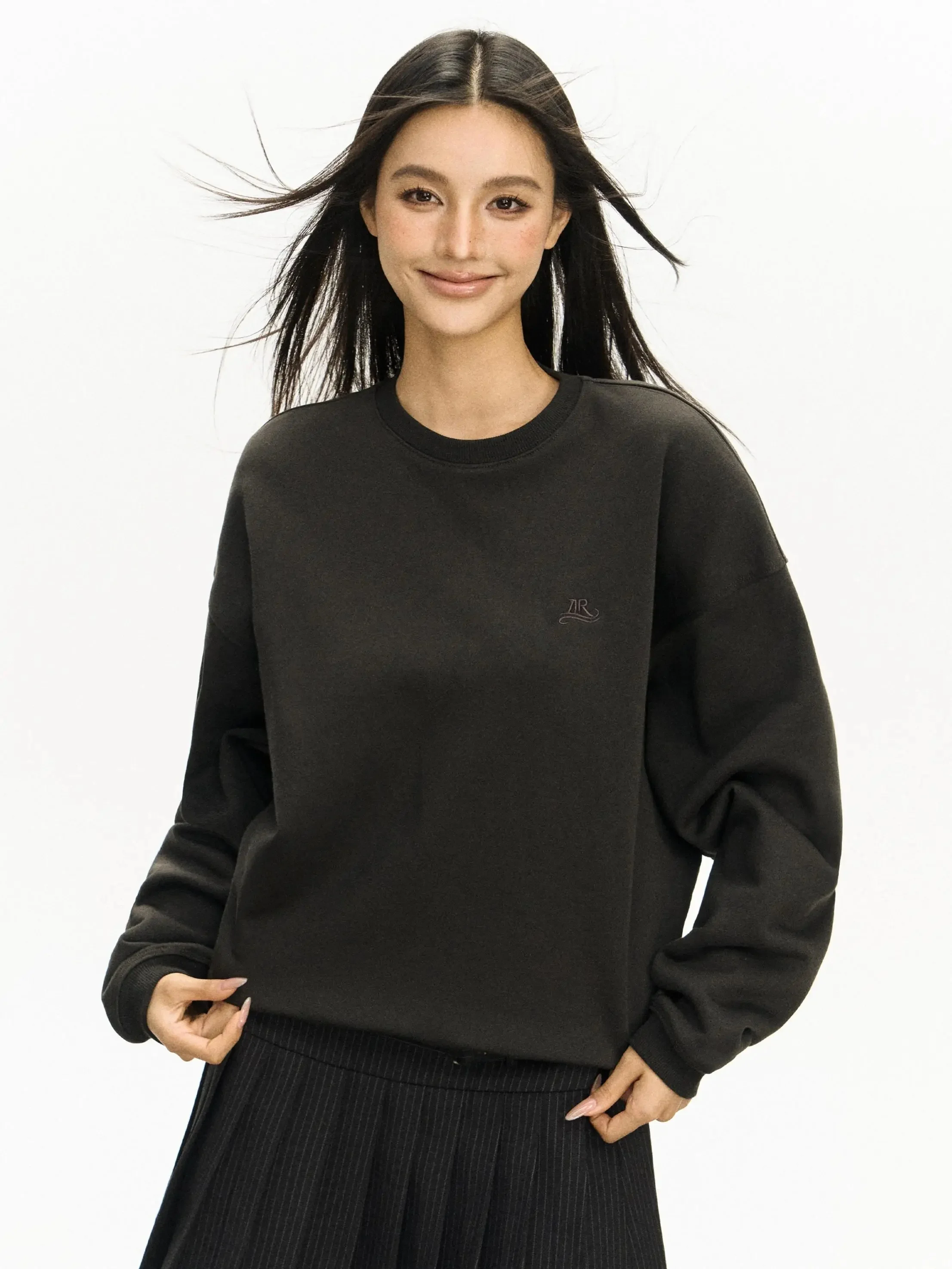 大人可愛い服 50代コーデ | シンプルな無地プルオーバーで実現する自然な大人の可愛さ