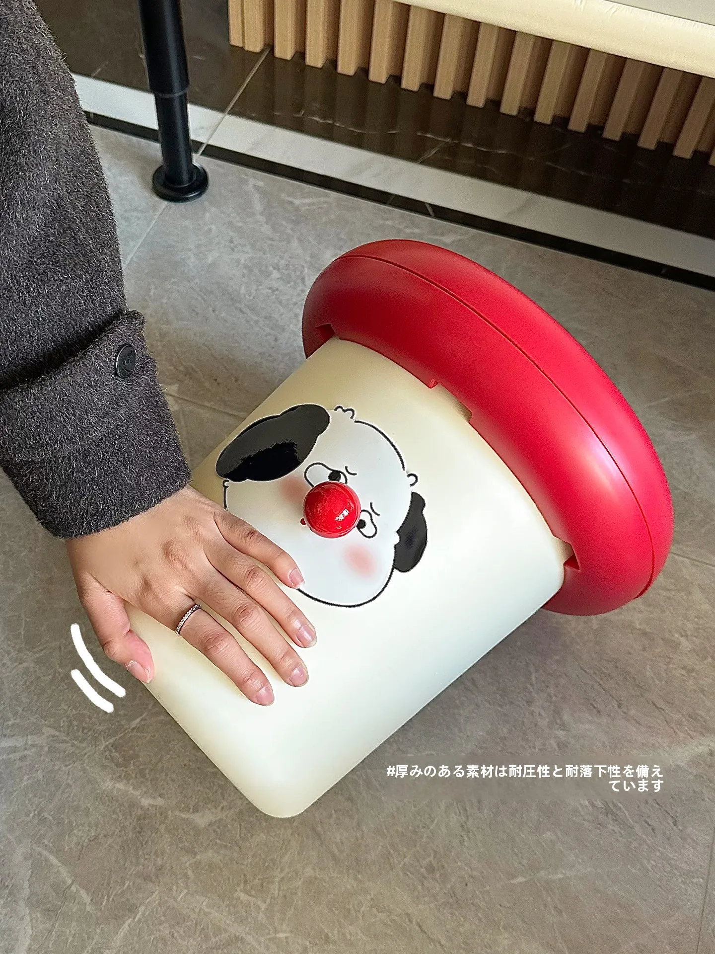 可愛らしいゴミ箱：45リットルの大容量でリビングに和らぐおしゃれなデザイン