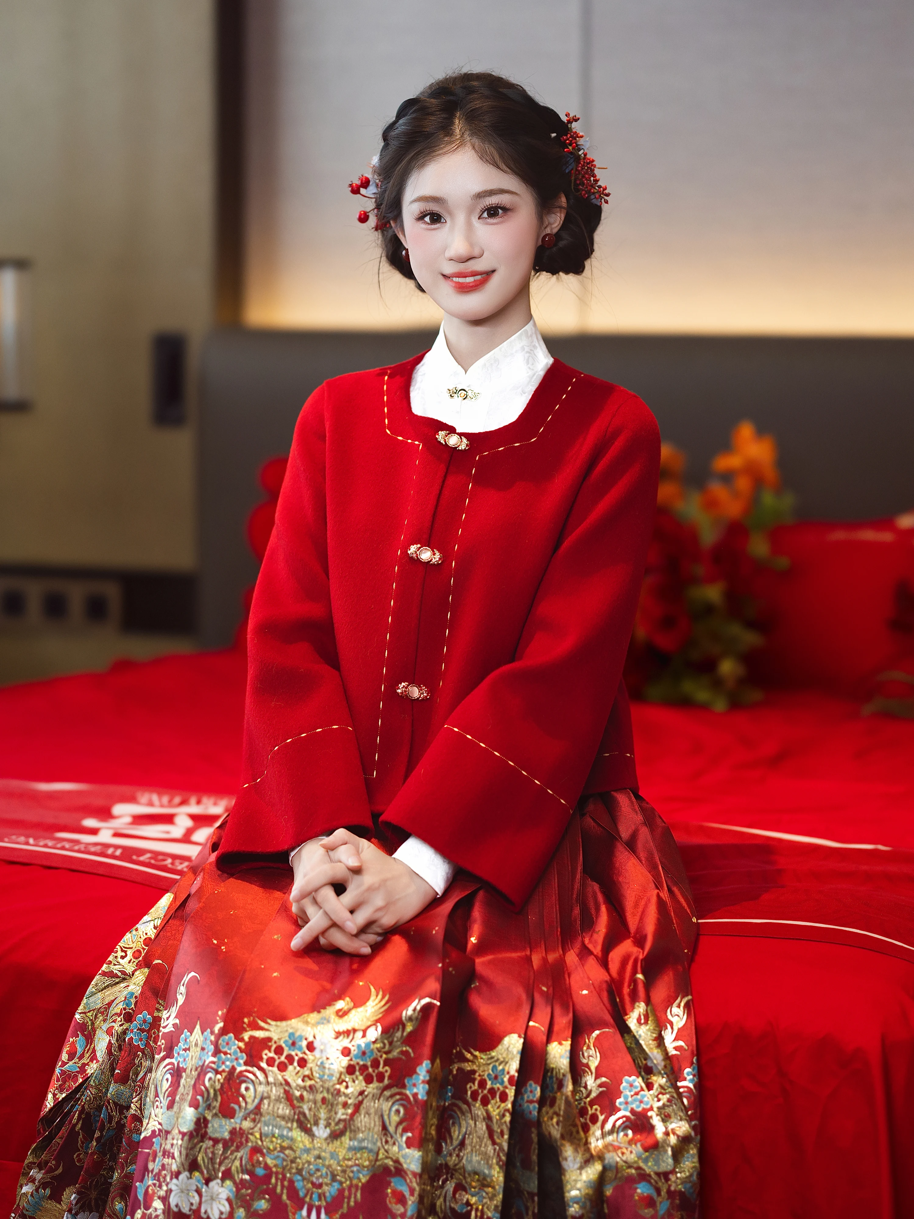 結婚式で「オールインワン羽織」を選ぶべきか？新中式の赤色ウールコートが解決するリアルな悩み