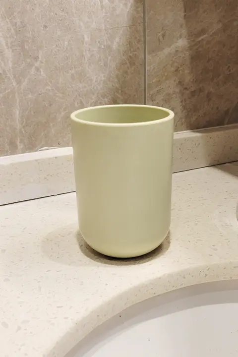 シンプルなプラスチック製の歯ブラシカップ【カップル向け・バスルーム用・円底デザイン】（セットアップ対応）
