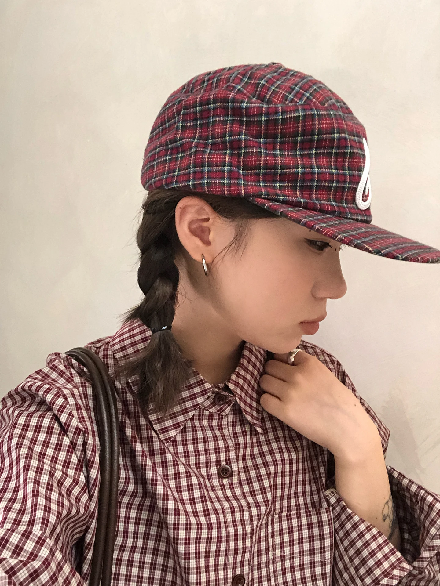 チェック柄刺繍入り平ツバキャップ：女性向けカジュアルスタイルの実用性と機能解析