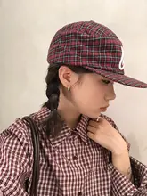 チェック柄刺繍入り平ツバキャップ【女性用・カジュアル・ストリートスタイル】