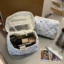 リボン付き小犬のキルティング化粧ポーチ【大容量・携帯用・可愛いデザイン】（セットアップ対応）