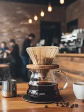 手挽きコーヒー入門 陶器とガラス製V60フィルターカップと細口コーヒーサーバー