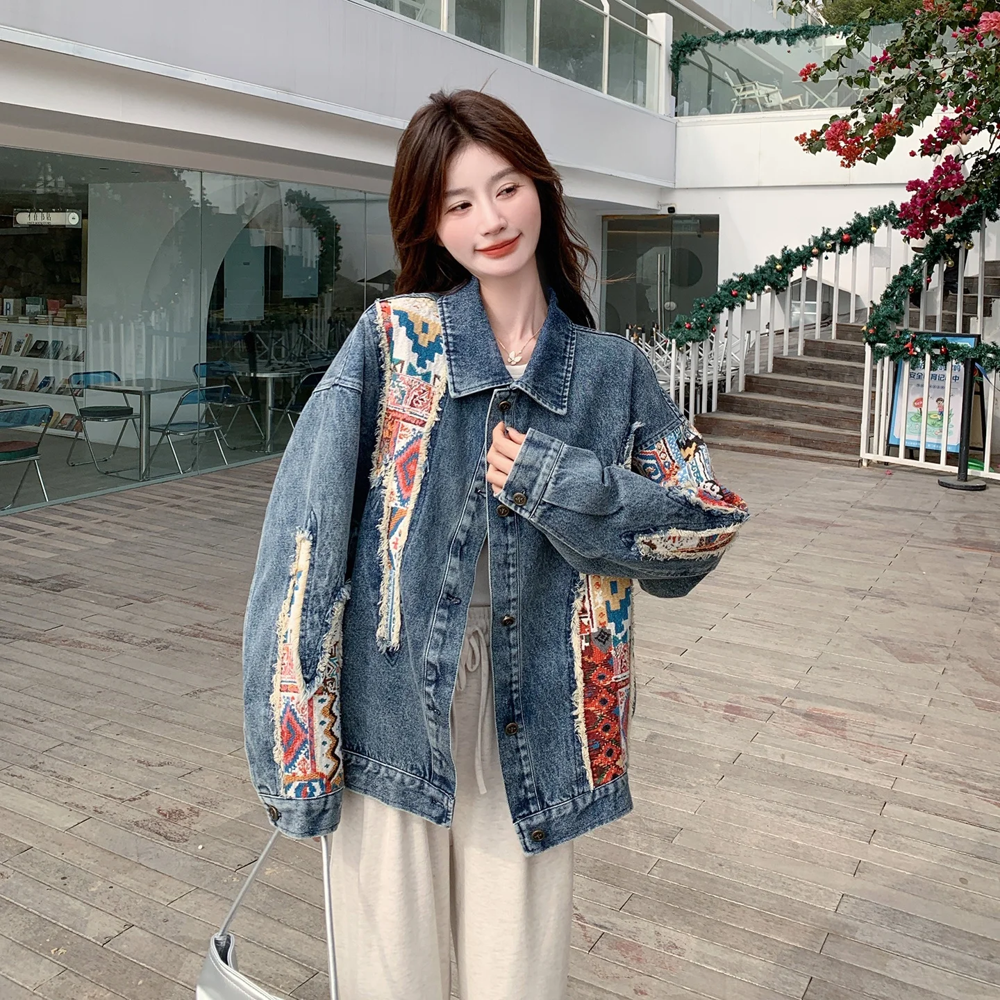 レトロデザインのデニムジャケット：女性向け春夏モデルの実用性と着こなしのポイント
