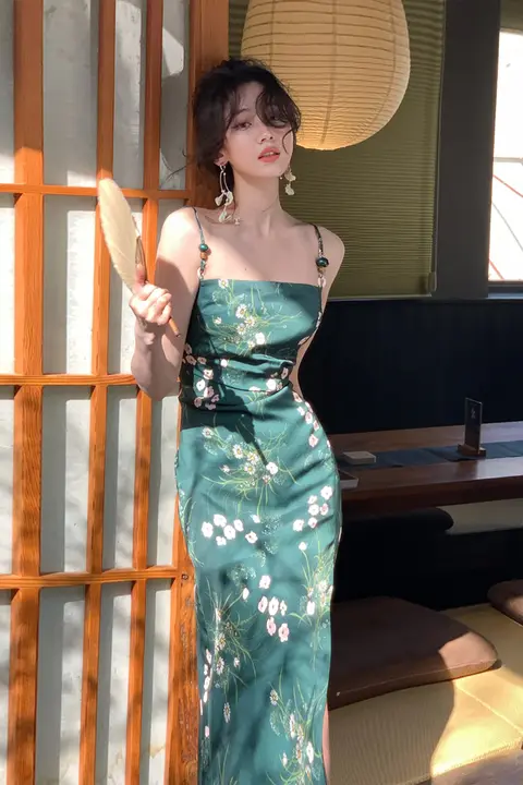 珠チェーン付きキャミソールワンピース【春夏・フラワープリント・タイトフィット】