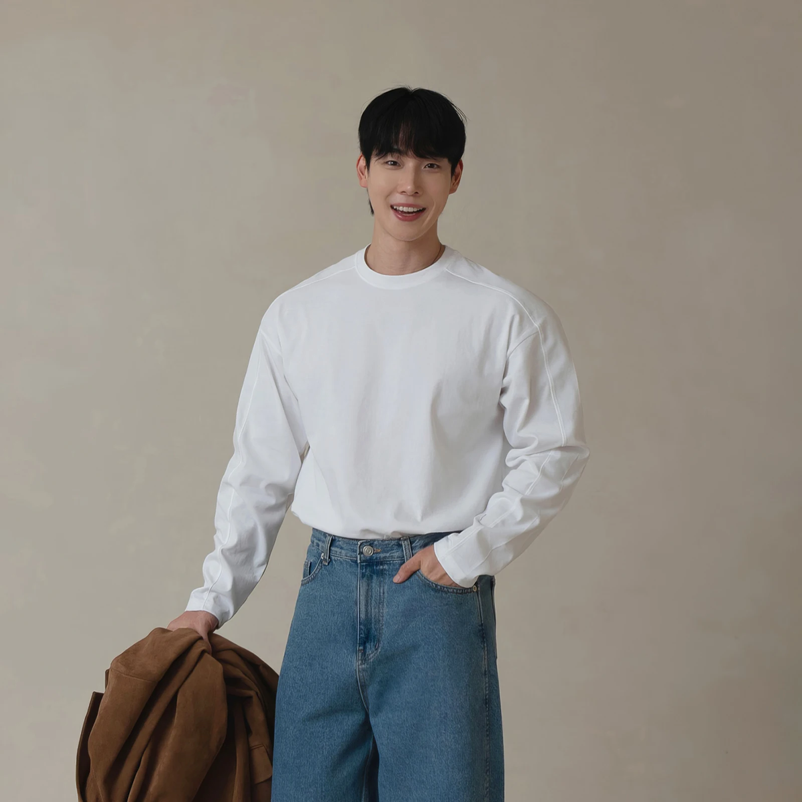 白Tシャツ 似合う 男 にぴったりな5選：なぜシンプルな白が今、男性のファッションを支えているのか？