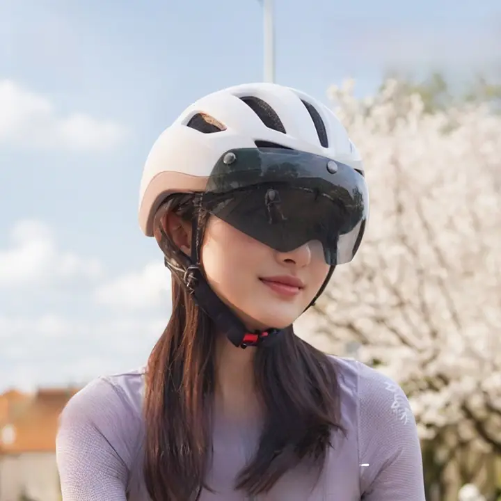 男女兼用 自転車用ヘルメット【通気性抜群・軽量・風防付き】