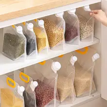 防湿・防虫に最適！キッチン用穀物収納ボックス【密封袋付き・粉入れに便利】