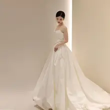 スリーブレス軽婚式用ウェディングドレス【白色サテン・フランス風・トレーン付き・シンプルデザイン】