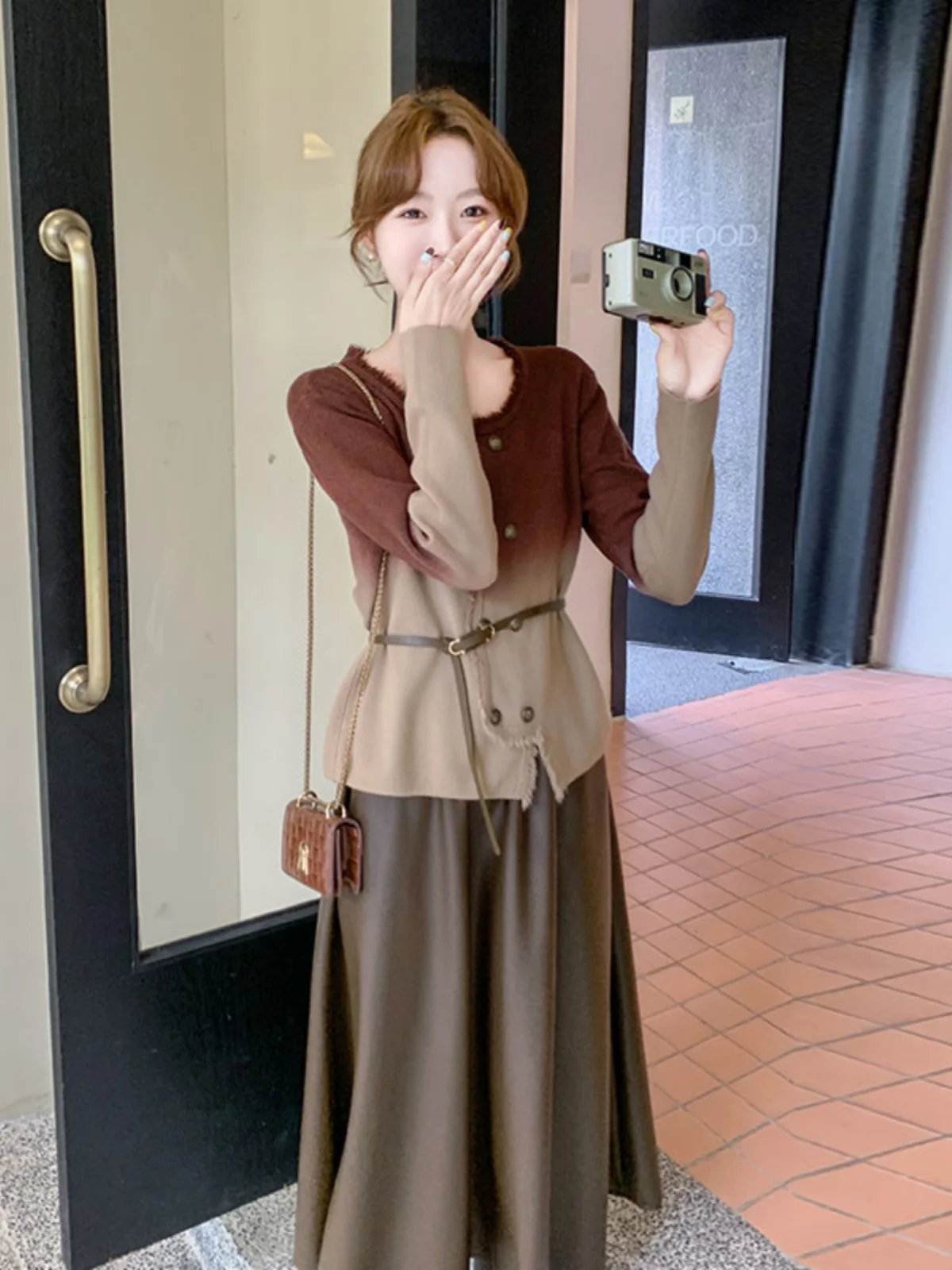10月頭のファッションで迷わない！気品のあるグラデーショントップスとPUレザーハーフスカートの選び方とは？