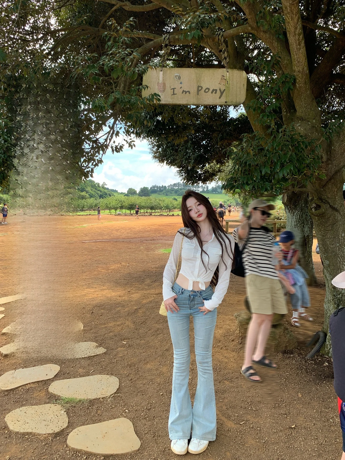 フリンジデニムパンツはどんな場面で着る？美脚デザインが話題の浅ブルーフレアパンツの選び方を解説