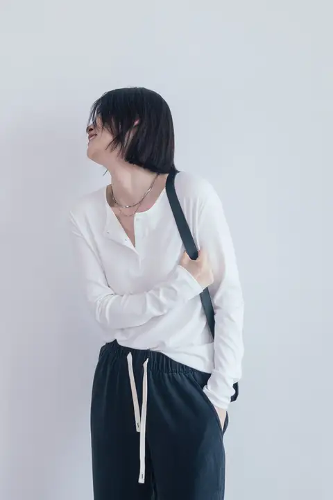 シンプルなデザイン！フィット長袖Tシャツ【コットン・ホワイト・幅広リブ】