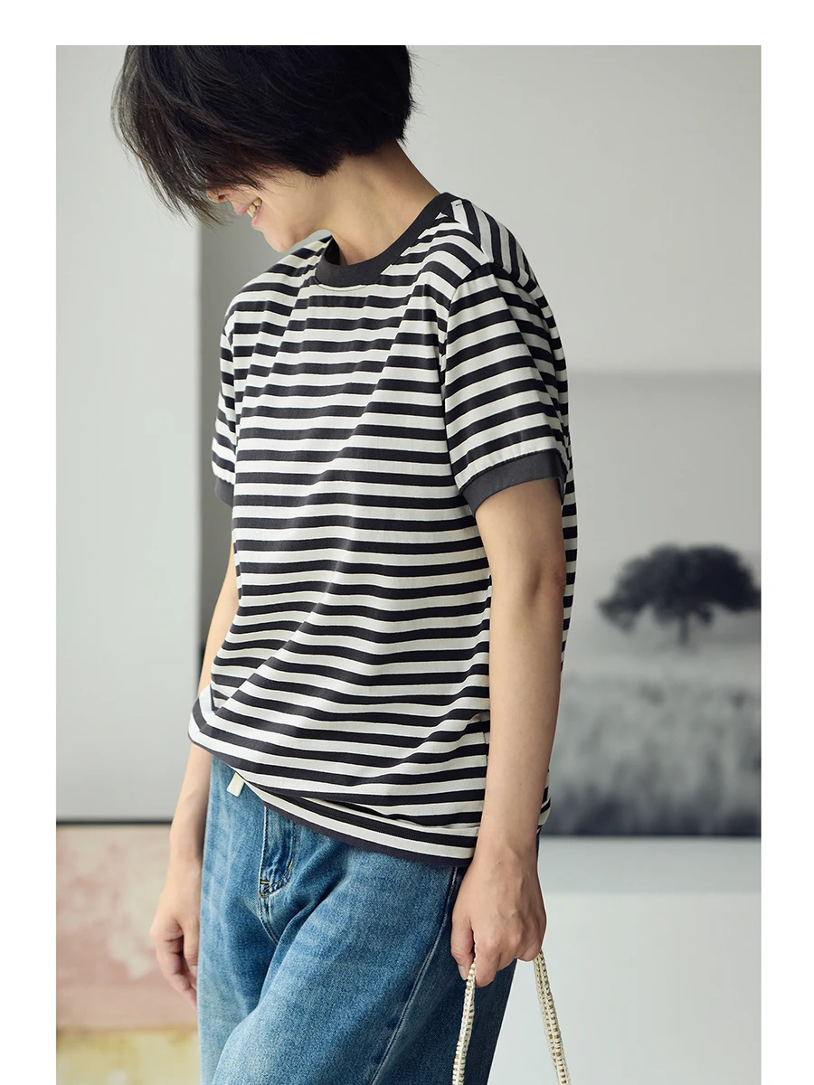 ママコーデの基本スタイルとは？グレーと白のストライプTシャツが実用性と心のケアを両立