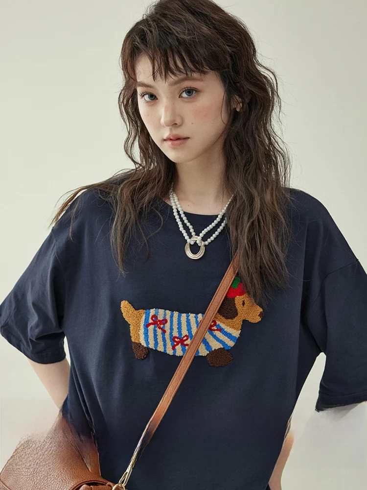 大人可愛いの意味とスタイル | 小犬パッチTシャツによるデザイン的実例