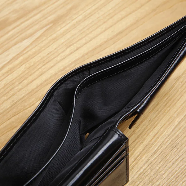 メンズコンパクト財布 フラップ仕様の本革ショートファーストレイヤー