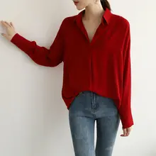 ヴィンテージスタイルのザクロレッドVネックシャツ【女性用・フィット・長袖】