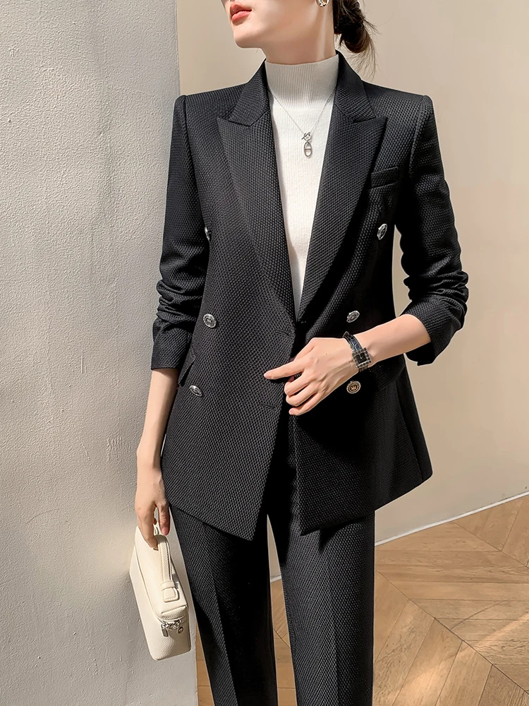 女性スーツの選び方：高級感あるウィメンズスーツ【秋冬用・九分丈パンツ・ビジネススタイル】