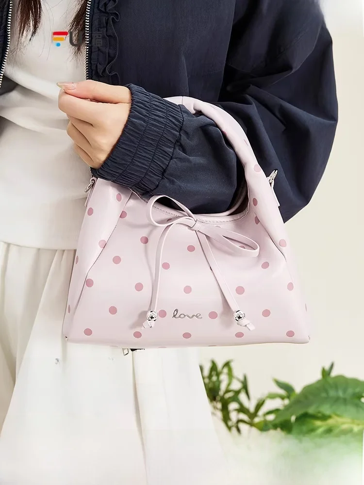 春季にぴったりの手提げバッグ：フェミニンデザインと柔らかな質感の日常使い
